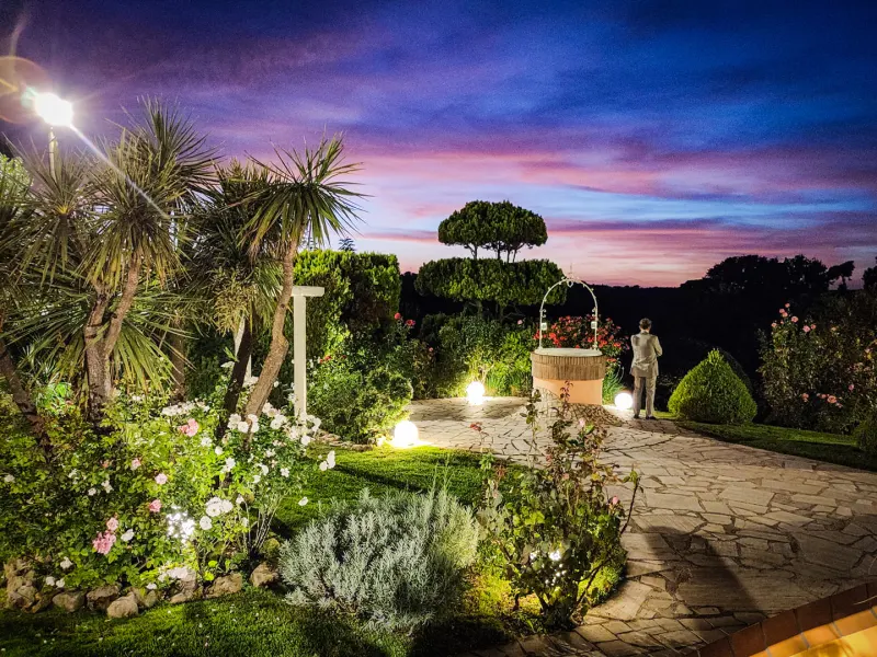 Il giardino illuminato di sera